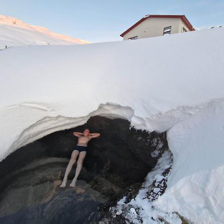 Hotel Laugarholl With Natural Hot Spring Holmavik Exterior photo